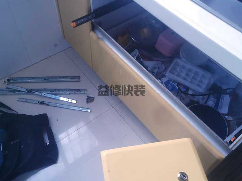 上?；破智鞴窕彀沧?厨房推拉门滑轨安装