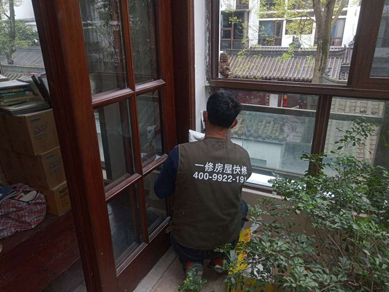 玻璃建筑外墙清洗保养的方法技巧(图1) 202003311014.jpg