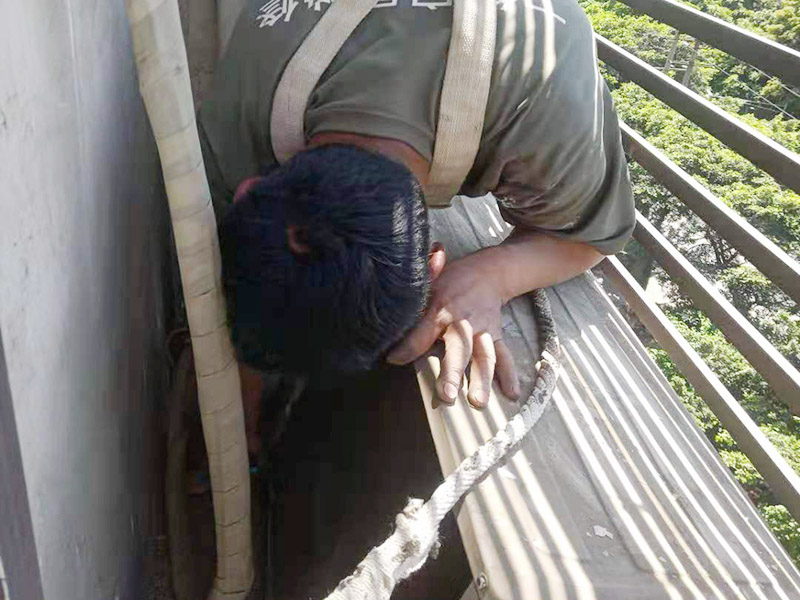 外墙排水管破损，物业不处理应该