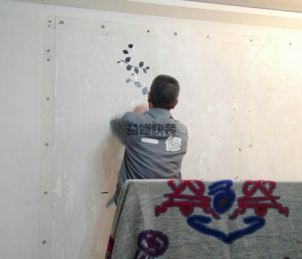 旧房墙面修补刷漆步骤，如果请人刷漆多少钱一平方合适呢？(图1)
