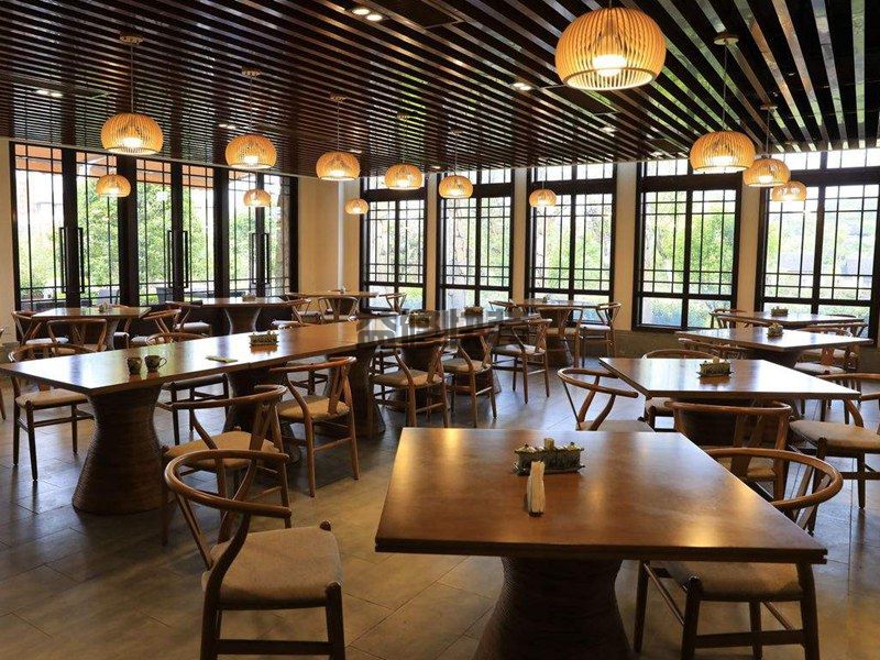 现代风格店面装修设计(图2) 现代风格店面装修设计(图2)