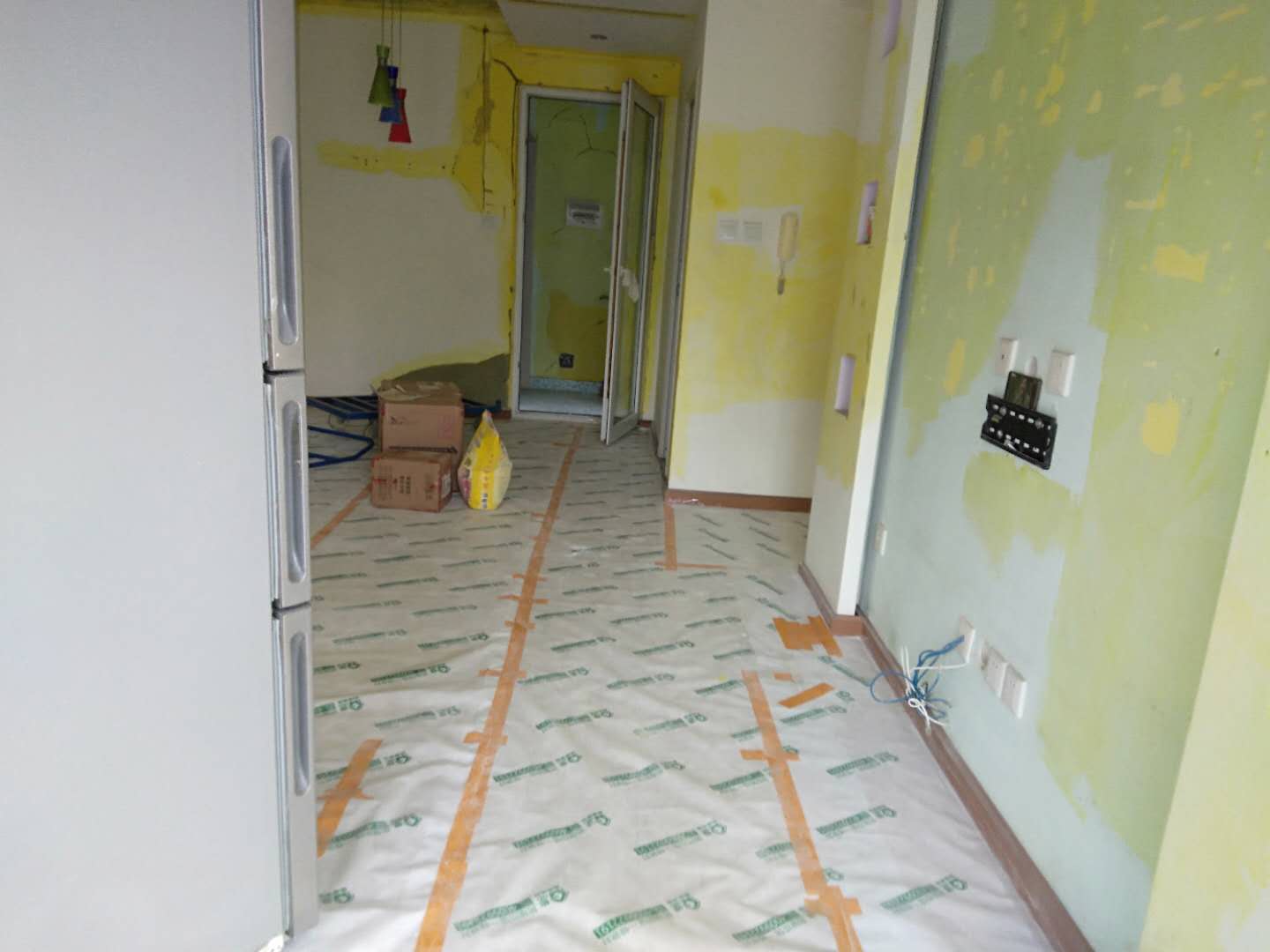 油漆墙面开裂怎么修补,主要是墙体开裂或砂灰层起鼓开裂导致(图1) 油漆墙面开裂怎么修补,主要是墙体开裂或砂灰层起鼓开裂导致(图1)