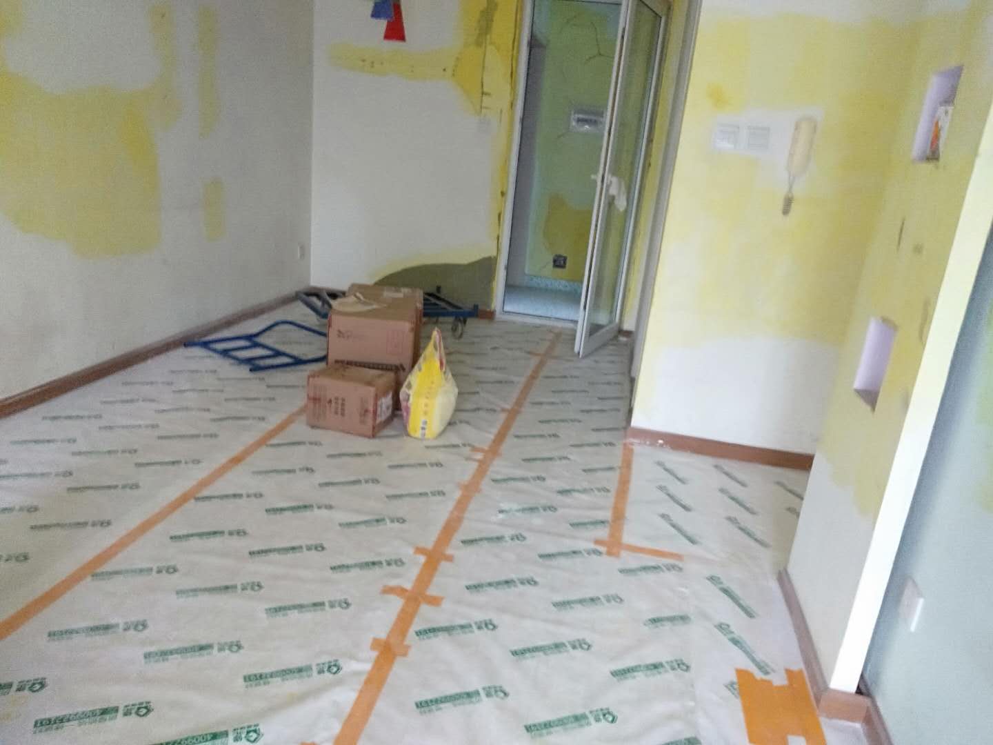 油漆墙面开裂怎么修补,主要是墙体开裂或砂灰层起鼓开裂导致(图2) 油漆墙面开裂怎么修补,主要是墙体开裂或砂灰层起鼓开裂导致(图2)