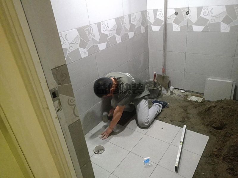 卫生间瓷砖难看补救,图案直接在原本的地砖上面铺(图1) 卫生间瓷砖难看补救,图案直接在原本的地砖上面铺(图1)