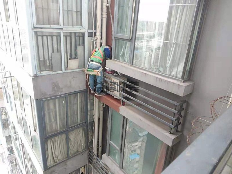 佛山黄州区外窗下水管旁打胶(图3) 佛山黄州区外窗下水管旁打胶(图3)