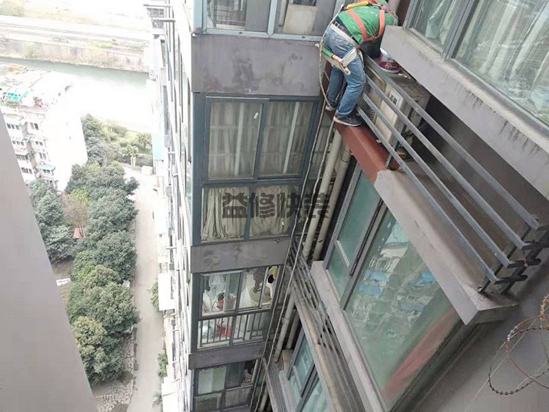 佛山黄州区外窗下水管旁打胶(图4) 佛山黄州区外窗下水管旁打胶(图4)