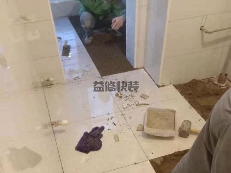 卫生间地砖想敲了重铺,露出墙体旧防水层10㎝左右