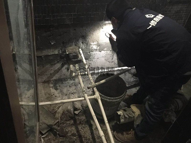盐田区卫生间漏水到楼下怎么办_深圳盐田区厕所漏水维修需要多少钱(图1) 盐田区卫生间漏水到楼下怎么办_深圳盐田区厕所漏水维修需要多少钱(图1)