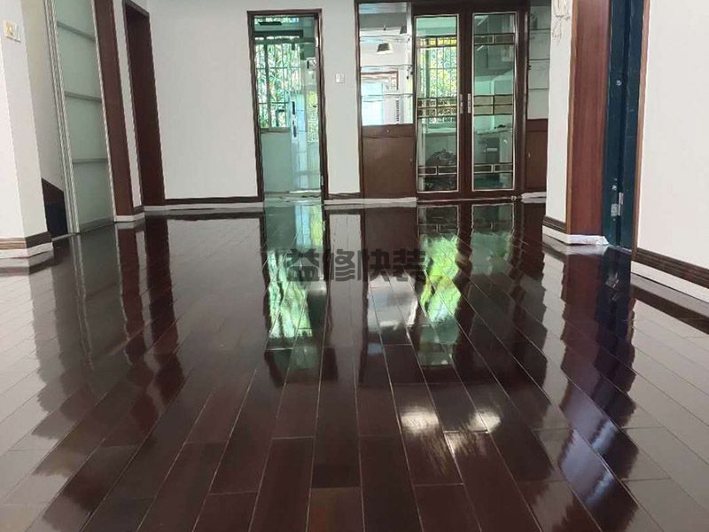 移门下沉拉不动怎么办,螺丝刀用力将滑车顺着轨道向门的反方向拉出(图1) 移门下沉拉不动怎么办,螺丝刀用力将滑车顺着轨道向门的反方向拉出(图1)