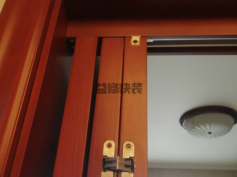 柜子推拉门拉不动咋办,师傅建议先要把门平放在地上(图1) 柜子推拉门拉不动咋办,师傅建议先要把门平放在地上(图1)