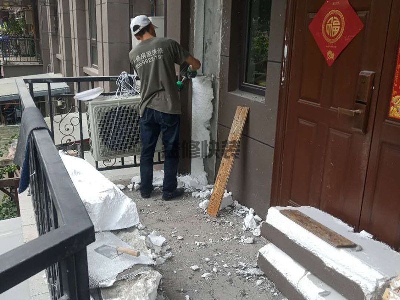 防盗门翻新用什么漆,喷漆之前要用砂纸打磨防盗门外表(图1) 防盗门翻新用什么漆,喷漆之前要用砂纸打磨防盗门外表(图1)