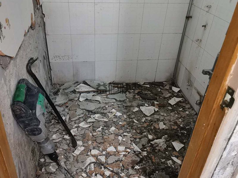 在哪里可以找到修漏水的,水由瓷砖和瓷砖缝隙渗水引起的(图1) 在哪里可以找到修漏水的,水由瓷砖和瓷砖缝隙渗水引起的(图1)