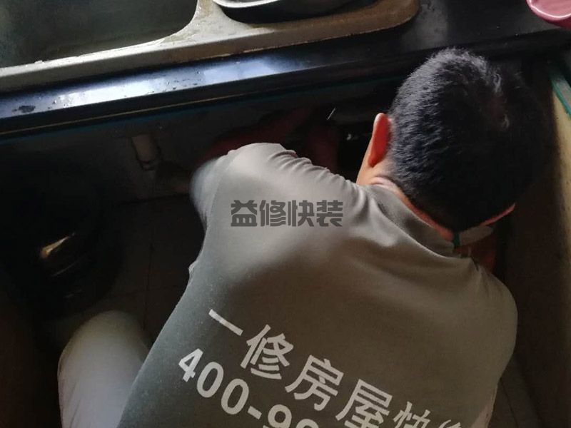 三通漏水快补漏办法,把接口先套进管子的一端(图1) 三通漏水快补漏办法,把接口先套进管子的一端(图1)