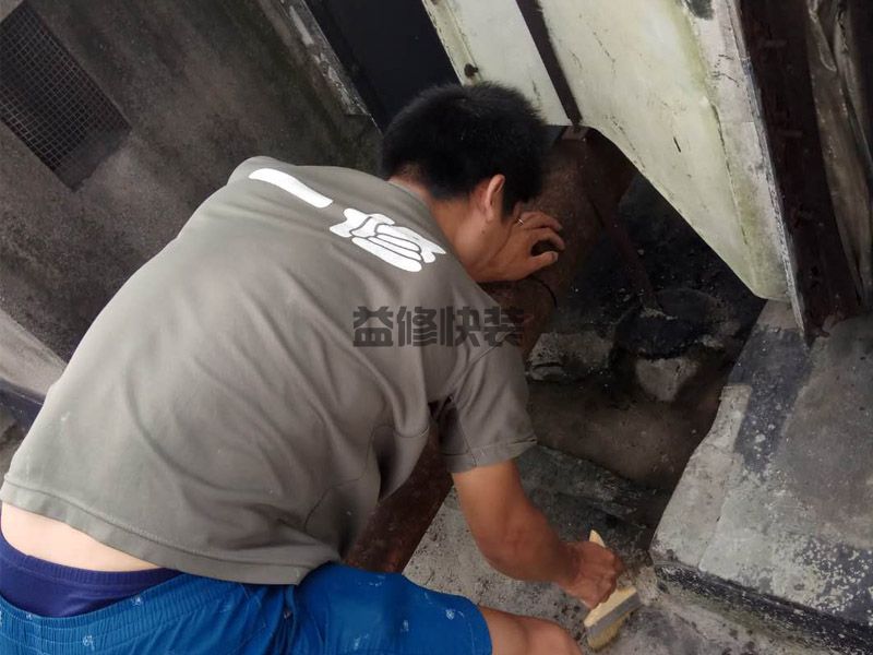 墙体水管渗水怎么处理,先把暗水管漏水点的墙面开凿(图1) 墙体水管渗水怎么处理,先把暗水管漏水点的墙面开凿(图1)