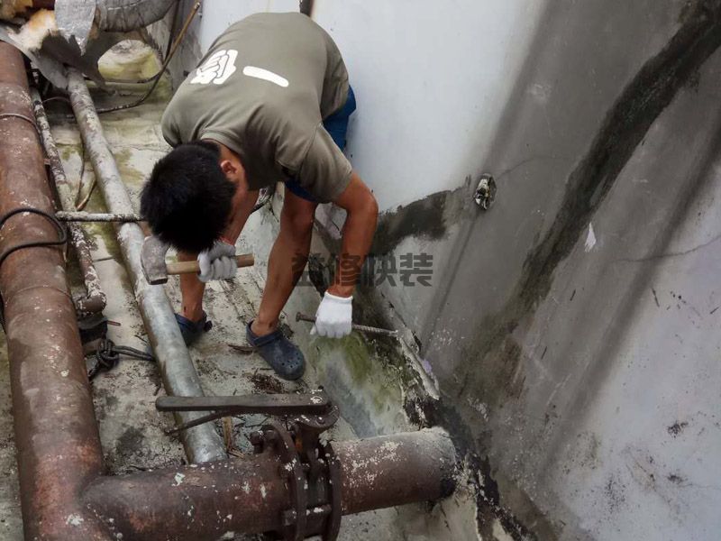 地漏与下水管连接处水泥渗水,先用生料带将接口处缠紧(图1) 地漏与下水管连接处水泥渗水,先用生料带将接口处缠紧(图1)