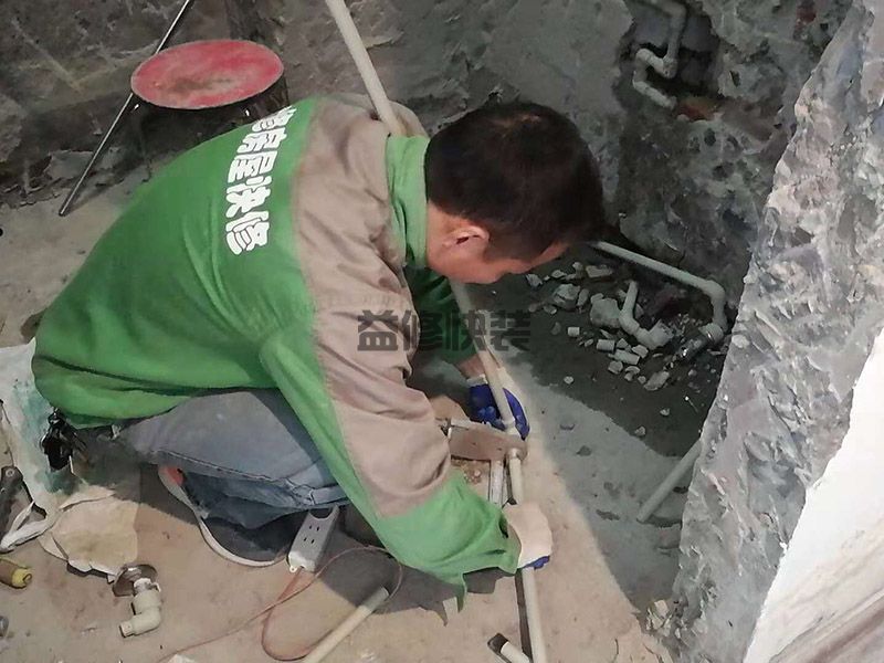 厨房下水道三通漏水怎么修,水槽下水管与地下的下水管间漏水(图1) 厨房下水道三通漏水怎么修,水槽下水管与地下的下水管间漏水(图1)