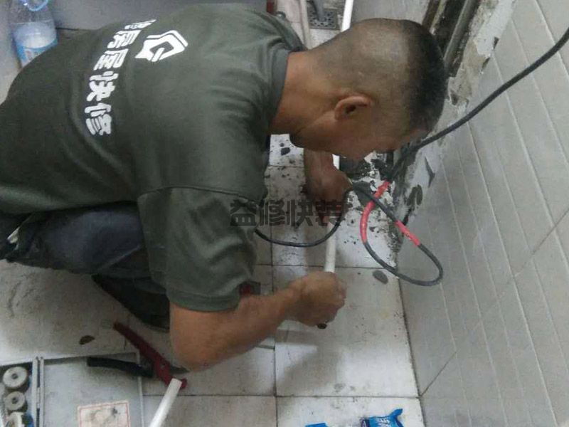 厕所下水管三通破裂怎样处理,可以及时得进行快速防漏(图1) 厕所下水管三通破裂怎样处理,可以及时得进行快速防漏(图1)