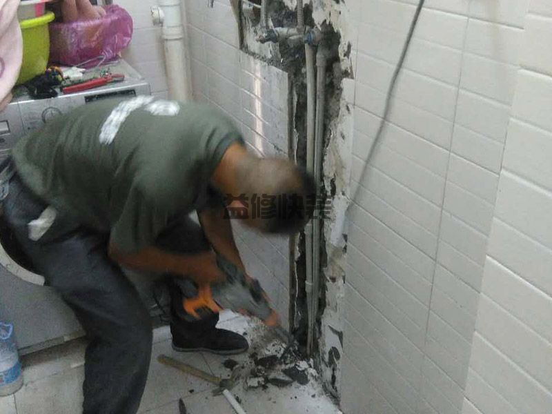 卫生间下水管三通破裂,先看看电源是否关闭(图1) 卫生间下水管三通破裂,先看看电源是否关闭(图1)