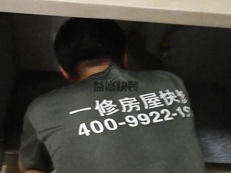 怎么固定水池下的漏水口,可以把塑料丝套先松一点(图1) 怎么固定水池下的漏水口,可以把塑料丝套先松一点(图1)