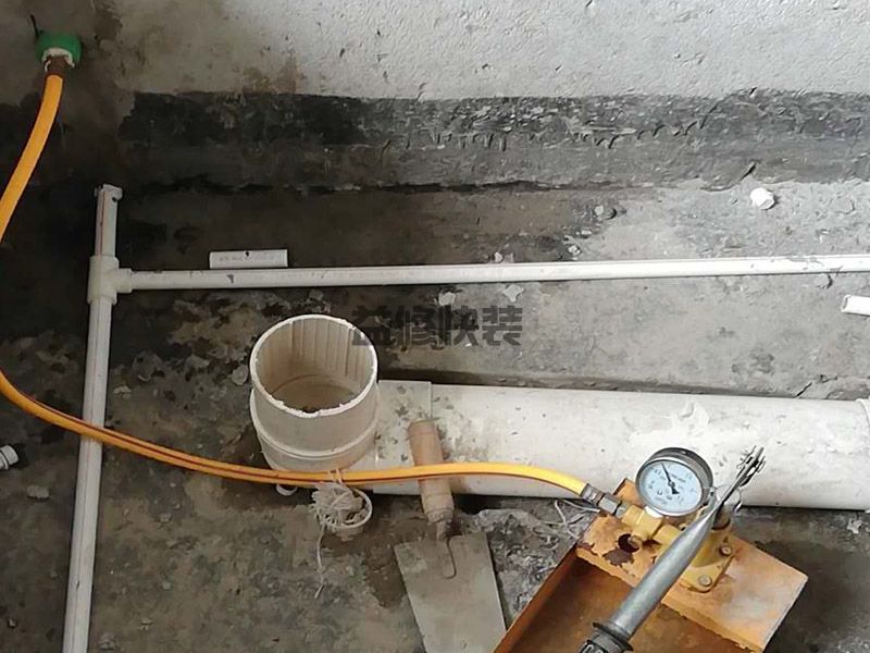 厨房水槽下水管接头漏水,把之前下水管漏水的那一截先剪掉(图1) 厨房水槽下水管接头漏水,把之前下水管漏水的那一截先剪掉(图1)