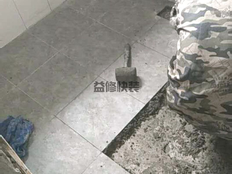 厨房下水管道渗水妙招,玻璃胶涂抹在水管破裂的周围(图1) 厨房下水管道渗水妙招,玻璃胶涂抹在水管破裂的周围(图1)