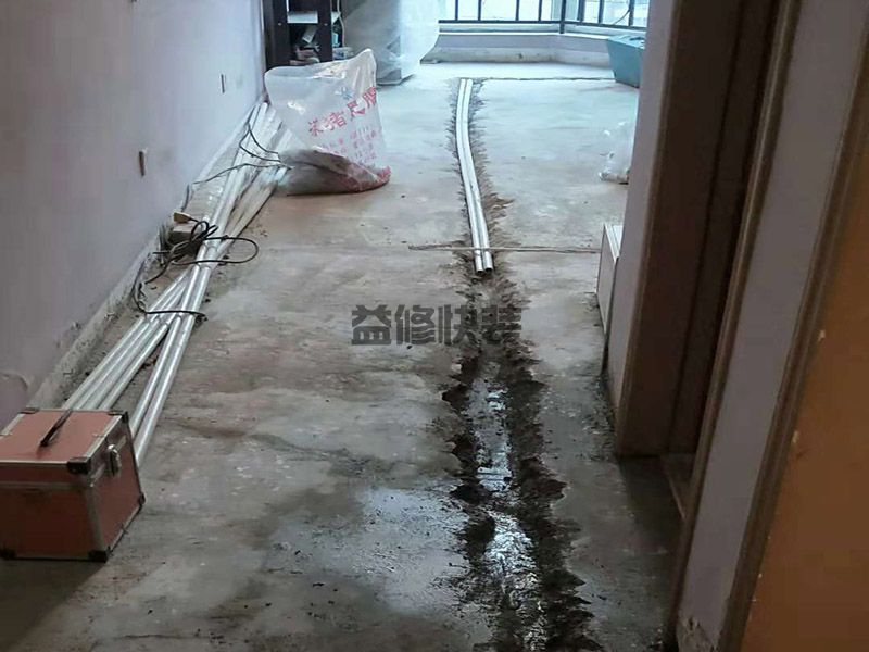 面盆水龙头漏水怎么修,使用适合的钳子把水龙头的压盖拆卸(图1)