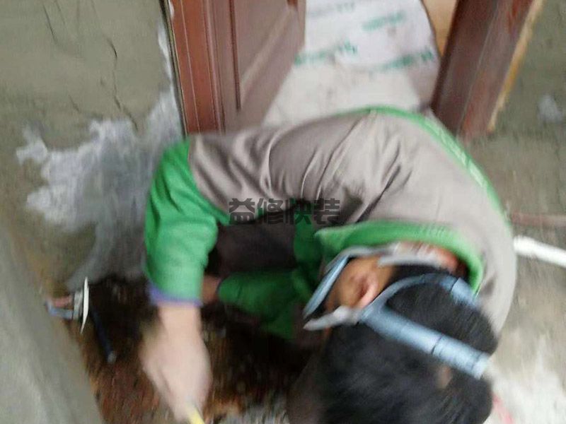 浴室花洒水龙头漏水维修,浴缸淋浴龙头大多适合年轻人使用(图1)