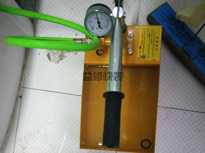 淋浴器水龙头漏水怎么办,用板钳将水龙头以逆时针方式回转(图1)