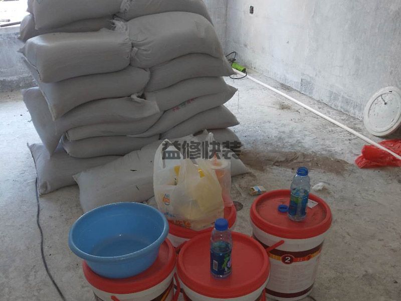 墙面小面积破损如何修补,用刮刀慢慢填进洞中(图1) 墙面小面积破损如何修补,用刮刀慢慢填进洞中(图1)