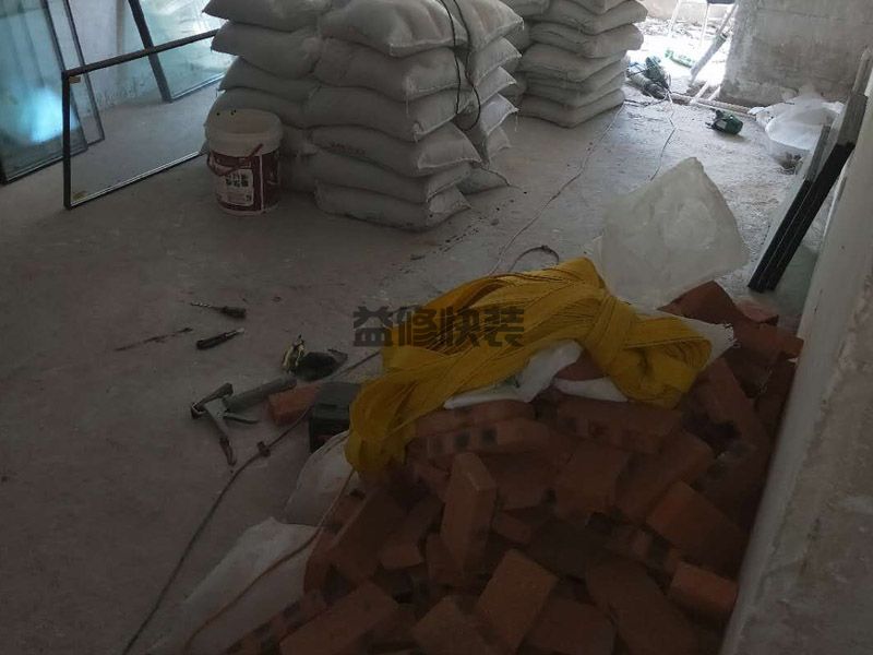 墙坑坑洼洼是怎么装饰,在起砂墙面上再抹一层(图1) 墙坑坑洼洼是怎么装饰,在起砂墙面上再抹一层(图1)