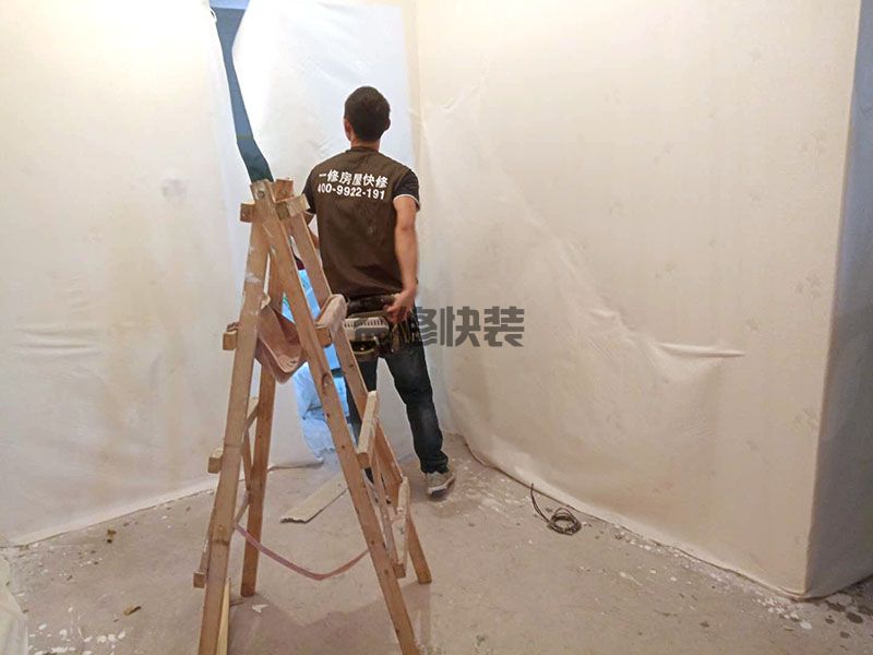 旧房贴墙布前的墙面处理你做对了吗，贴墙布的步骤与方法了解下(图2)
