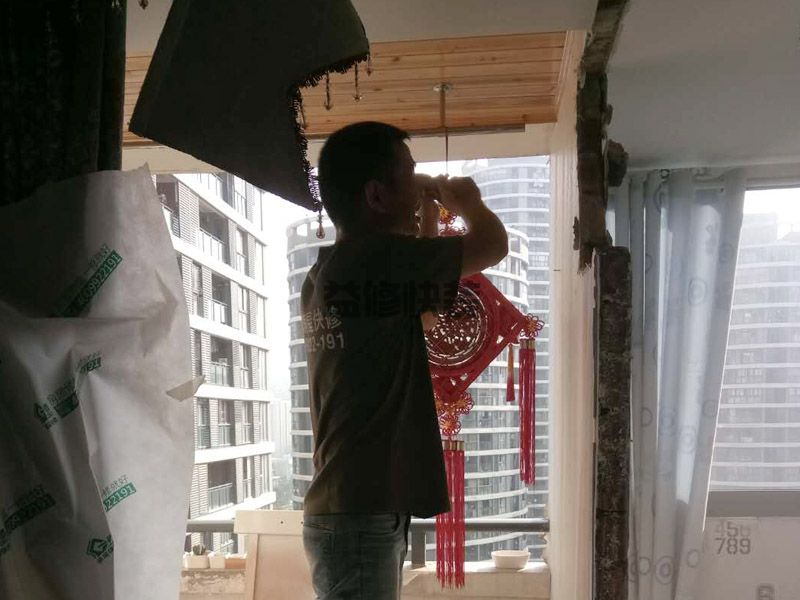 墙面乳胶漆开裂快速修补,等干了在用腻子粉刮两遍(图1) 墙面乳胶漆开裂快速修补,等干了在用腻子粉刮两遍(图1)