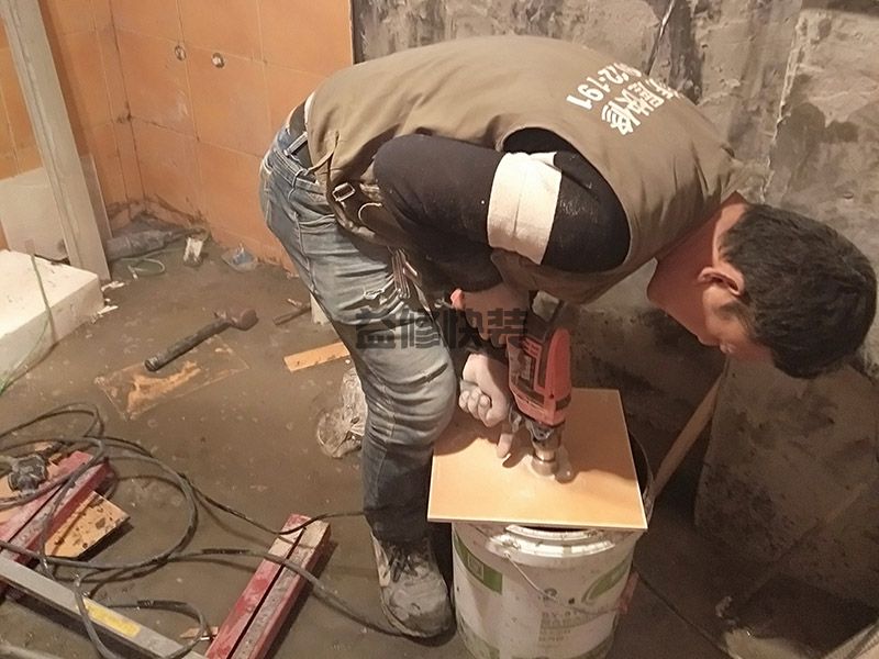 卫生间瓷砖不砸怎么翻新，有瓷砖表面处理剂和瓷砖(图1)