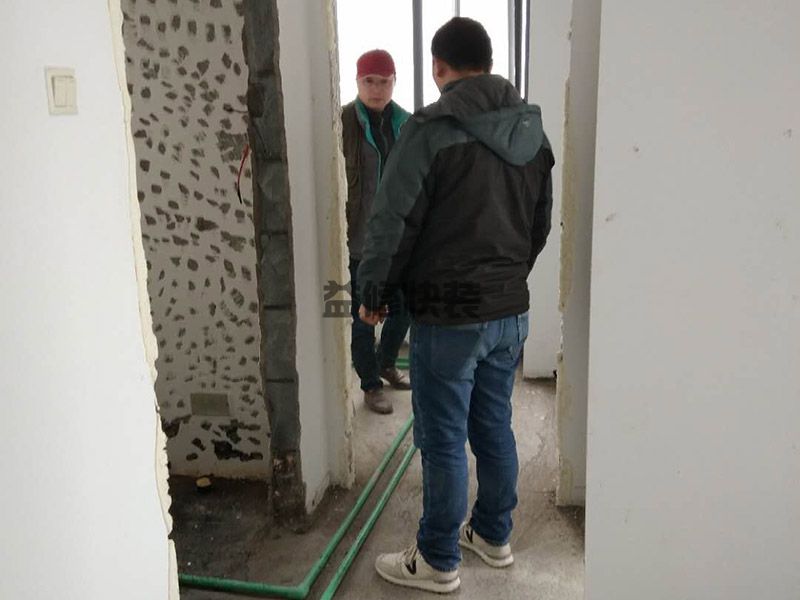 石灰墙面简单的翻新方法,油漆肯定比那个石灰要贵(图1) 石灰墙面简单的翻新方法,油漆肯定比那个石灰要贵(图1)