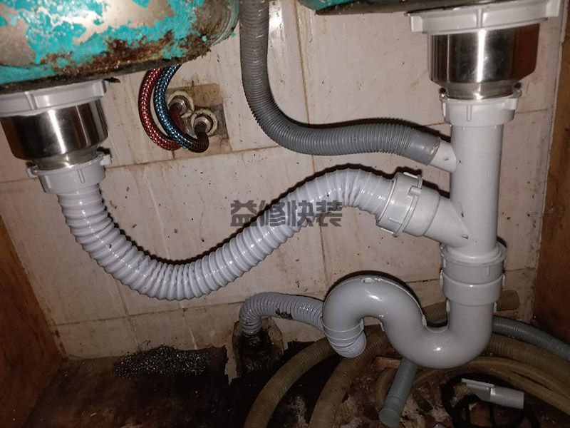 卫生间排管装修步骤,将下水管承口内抹上油灰(图1) 卫生间排管装修步骤,将下水管承口内抹上油灰(图1)