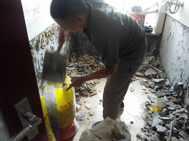 佛山高明区厕所下部拆除(图3) 佛山高明区厕所下部拆除(图3)