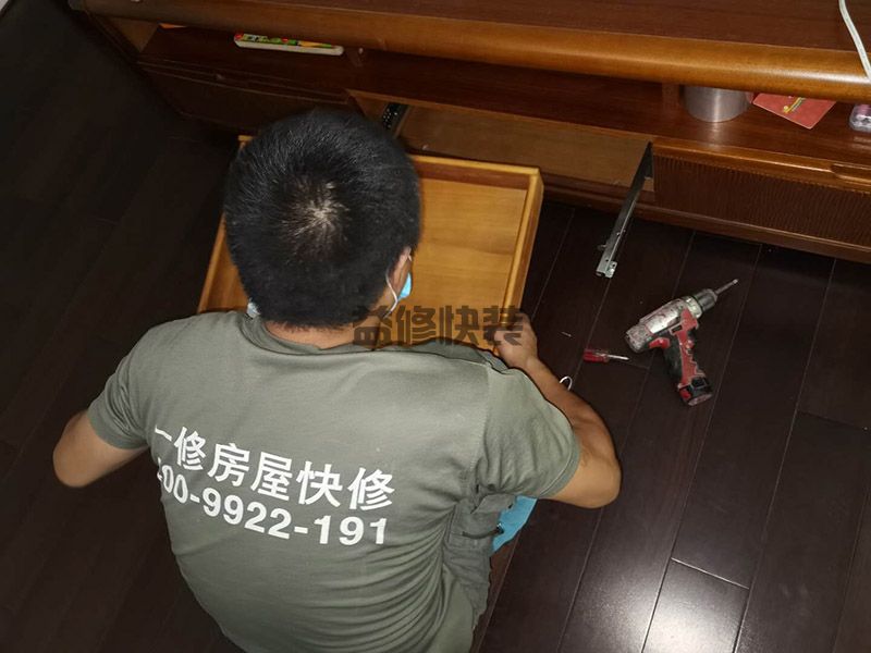 廊坊拆装家具,家具放倒以后才能进行工作(图1) 廊坊拆装家具,家具放倒以后才能进行工作(图1)