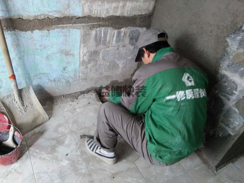卫生间打孔灌胶防水骗局,如果是漏水严重的就必须要砸砖(图1)