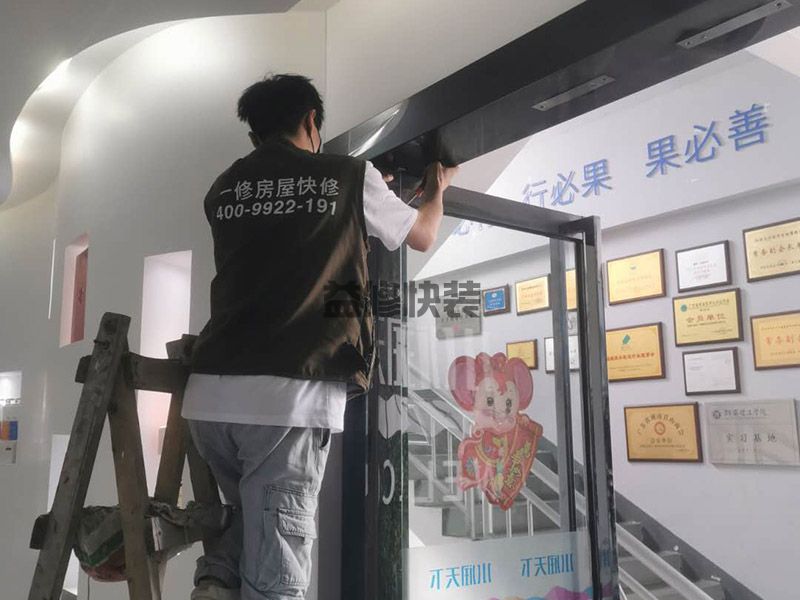 客厅适合刷什么颜色的漆,几个色调的搭配方法(图3) 客厅适合刷什么颜色的漆,几个色调的搭配方法(图3)