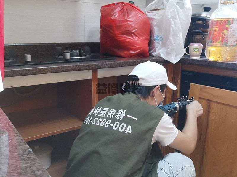 上海长宁区橱柜门安装维修(图1) 上海长宁区橱柜门安装维修(图1)