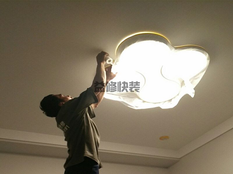 装修封阳台什么时候进场,某种情况下是后封阳台先贴瓷砖(图2) 装修封阳台什么时候进场,某种情况下是后封阳台先贴瓷砖(图2)