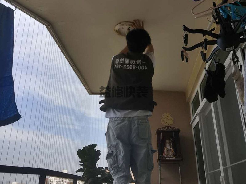 主卧有个大阳台怎么装修设计,成了一个充当书房的空间