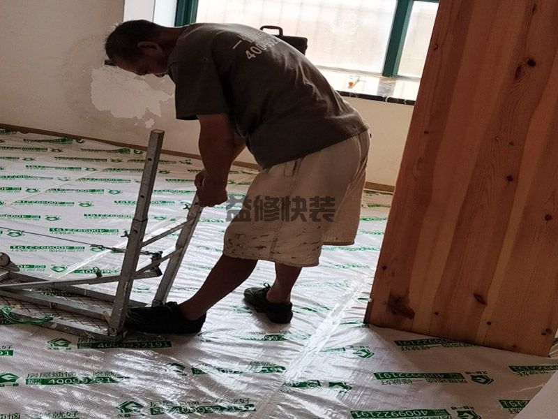 卧室多出一点小阳台怎么装修,可以在阳台上摆上几张椅子(图1) 卧室多出一点小阳台怎么装修,可以在阳台上摆上几张椅子(图1)