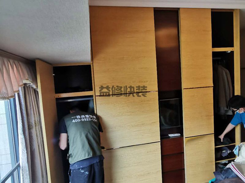 玻璃推拉门安装步骤图解,固定轨道与门窗的槽口内(图2) 玻璃推拉门安装步骤图解,固定轨道与门窗的槽口内(图2)