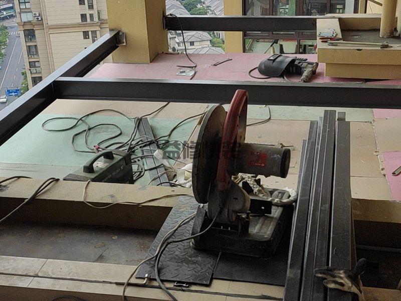 厨房推拉门玻璃碎了在哪里换,这个就需要重新更换轮子(图1)