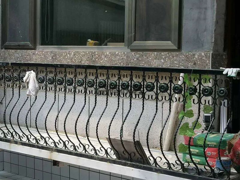 防盗门锁舌不灵活,一些接触部位起毛所致(图2) 防盗门锁舌不灵活,一些接触部位起毛所致(图2)