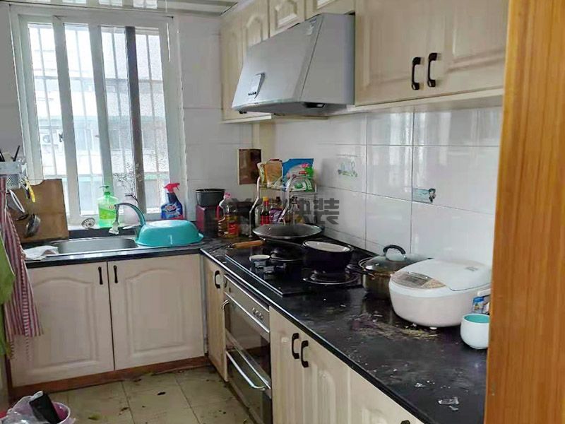 天津河西区橱柜门维修更换,地板安装(图2) 天津河西区橱柜门维修更换,地板安装(图2)