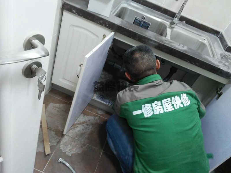 厨房水槽水管脱落如何维修，厨房水槽水管脱落维修安装方法(图1)