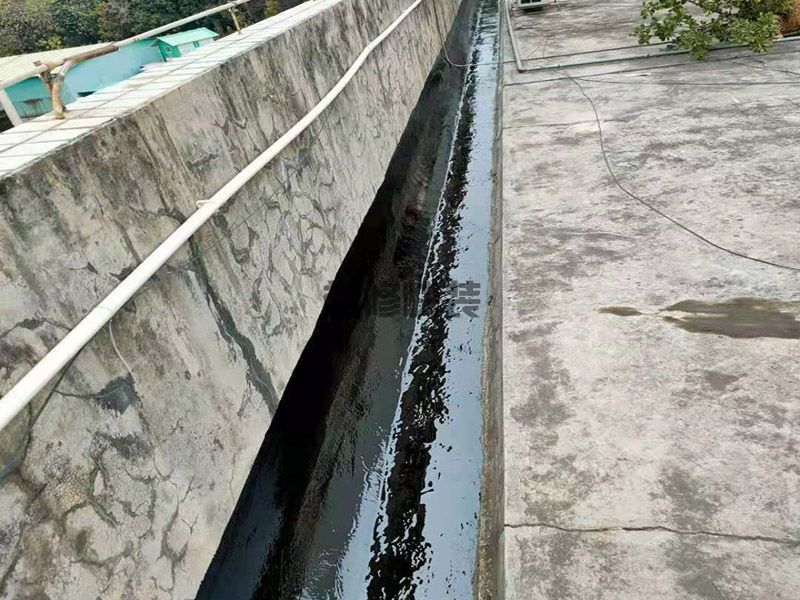 潍坊安丘市屋顶墙角刷防水,旧房改造,灯具安装(图2) 潍坊安丘市屋顶墙角刷防水,旧房改造,灯具安装(图2)
