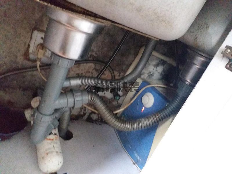 洗碗盆下面水管漏水怎么办_洗碗盆下面水管漏水维修_洗碗盆下面水管漏水多少钱(图2) 洗碗盆下面水管漏水怎么办_洗碗盆下面水管漏水维修_洗碗盆下面水管漏水多少钱(图2)